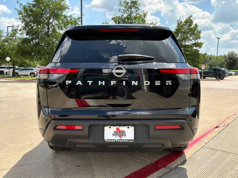 2025 Nissan Pathfinder SV