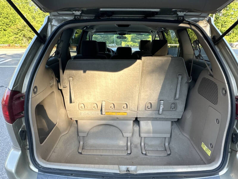 2004 Toyota Sienna LE 8 Passenger
