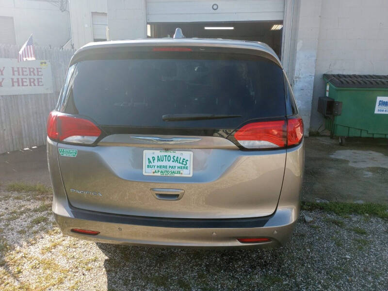 2017 Chrysler Pacifica LX photo 3