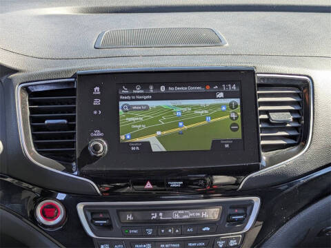 2022 Honda Pilot Touring w/Rear Captain's Chairs