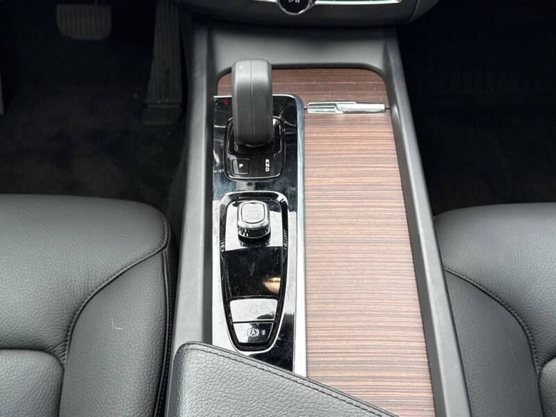 2022 Volvo XC60 B5 Momentum