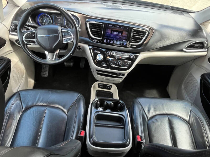 2017 Chrysler Pacifica Touring-L