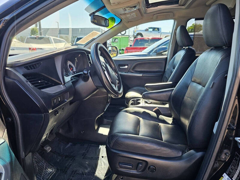2017 Toyota Sienna SE Premium 8-Passenger