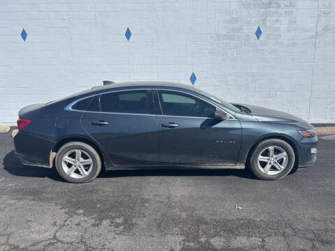 2019 Chevrolet Malibu for sale at Kerns Ford Lincoln in Celina OH