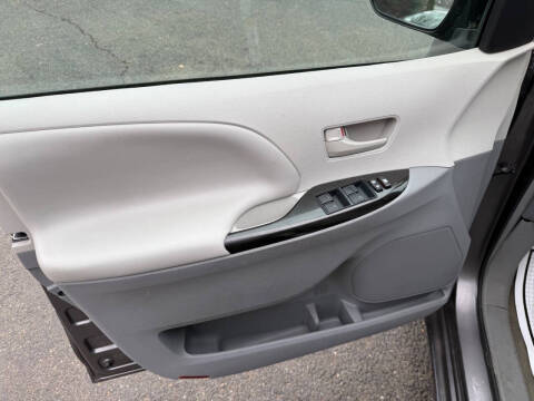 2014 Toyota Sienna LE 8-Passenger