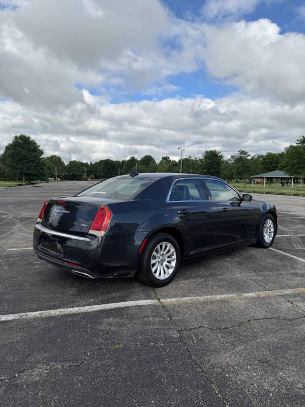 2017 Chrysler 300 Limited's photo