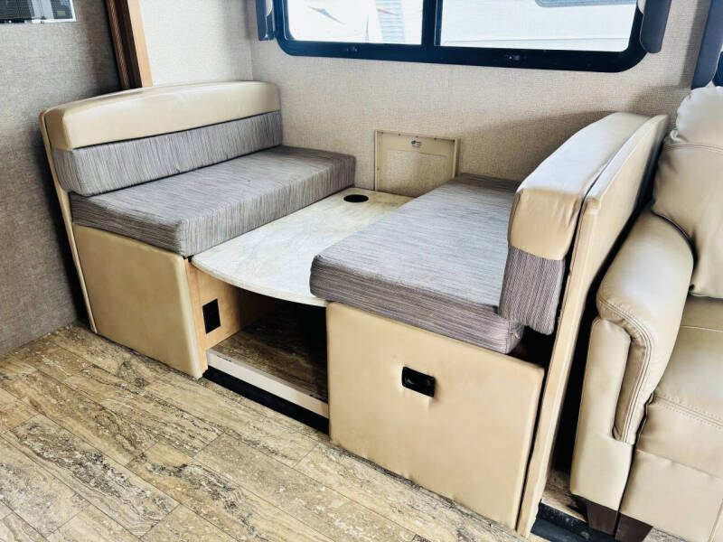 2017 Thor Motor Coach Hurricane 31S