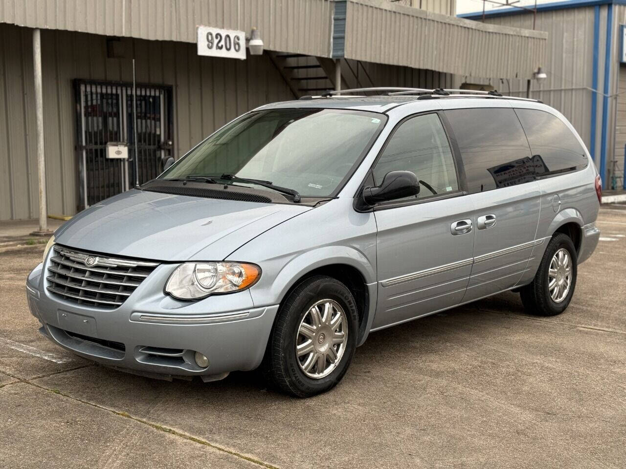 2005 town and country sales van