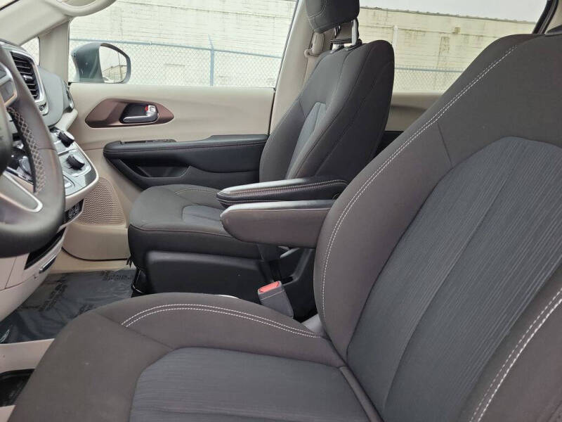 2024 Chrysler Voyager LX