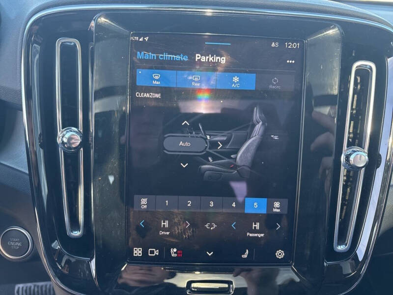 2025 Volvo XC40 B5 Plus Bright Theme