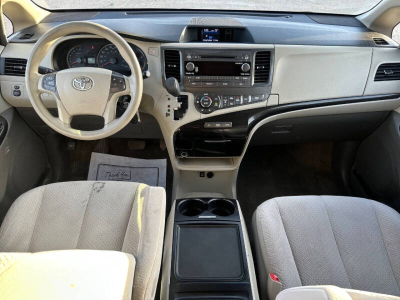 2013 Toyota Sienna LE 8-Passenger