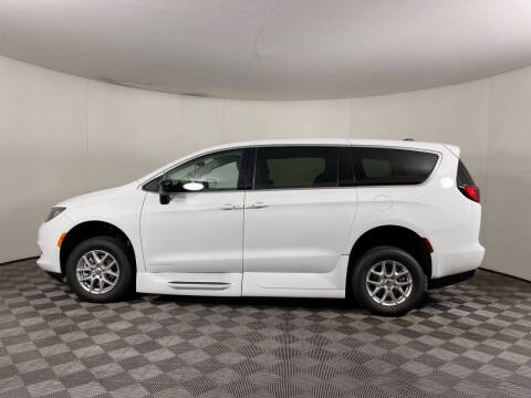 2024 Chrysler Voyager LX