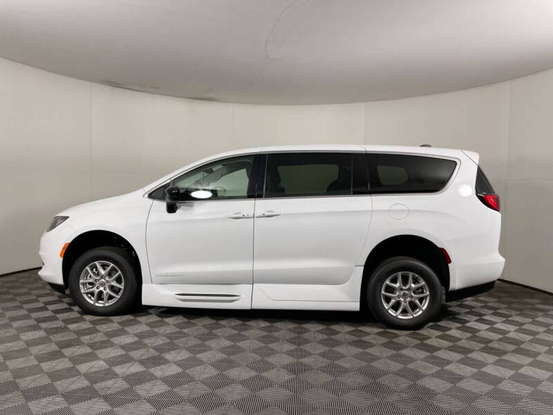 2024 Chrysler Voyager LX