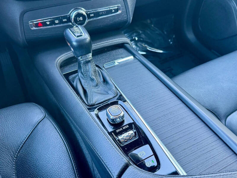 2020 Volvo XC90 T6 Momentum 6-Passenger