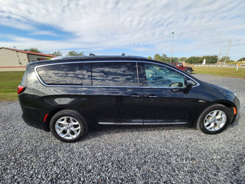 2017 Chrysler Pacifica Touring-L Plus photo 4