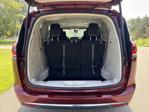 2023 Chrysler Pacifica Plug-In Hybrid Touring L