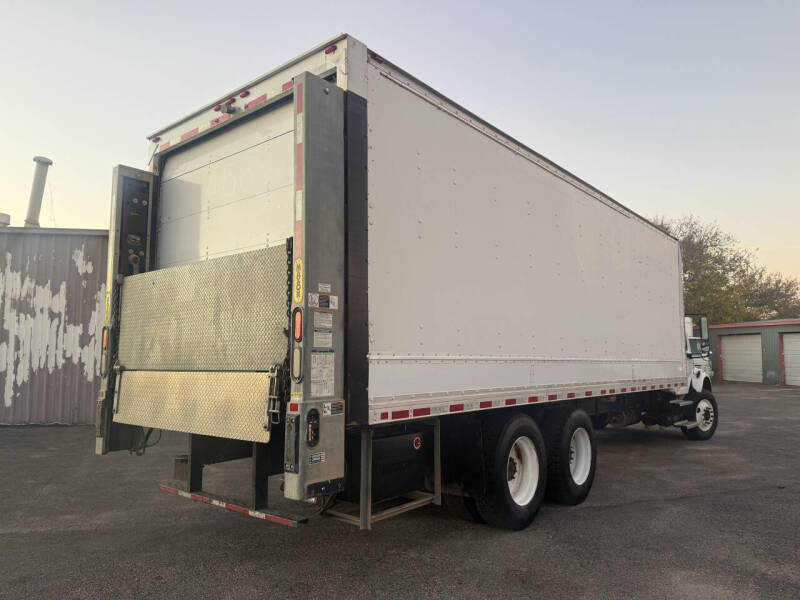 2018 Freightliner M2 106