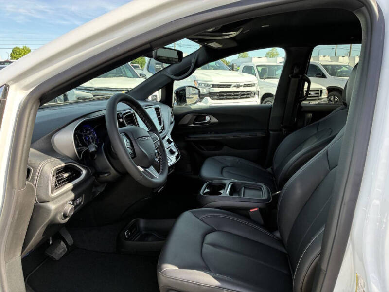 2027 Chrysler Pacifica Select