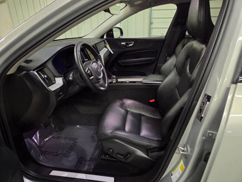 2025 Volvo XC60 B5 Plus Dark Theme