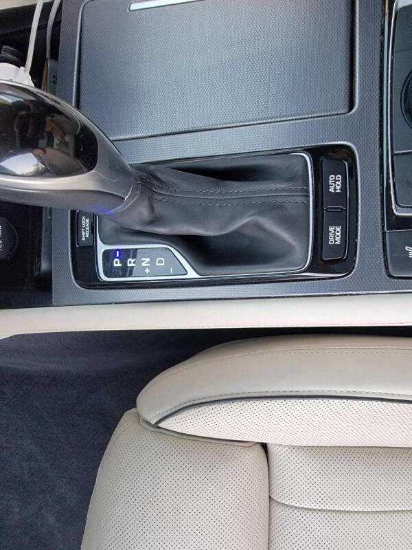 2015 Hyundai Genesis Base photo 16