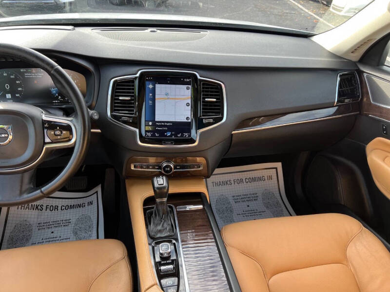 2016 Volvo XC90 T6 Momentum