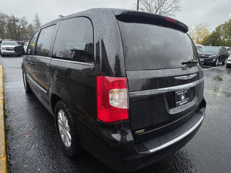 2016 Chrysler Town and Country Touring