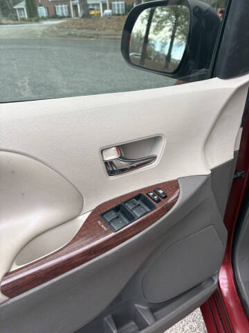 2014 Toyota Sienna XLE 7-Passenger Auto Access Seat