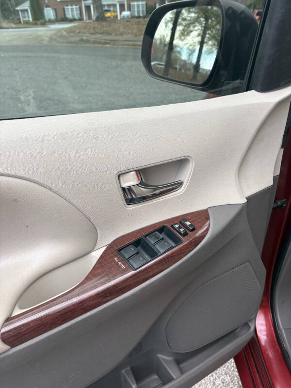 2014 Toyota Sienna XLE 7-Passenger Auto Access Seat