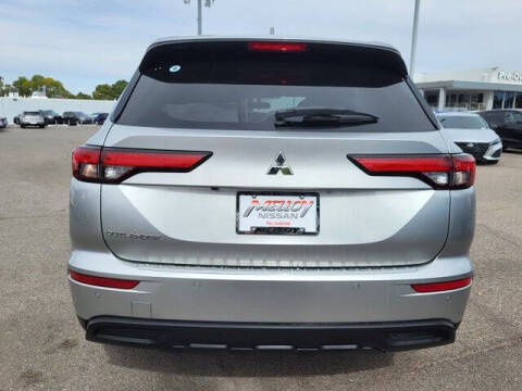 2022 Mitsubishi Outlander ES