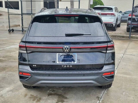 2025 Volkswagen Taos SE Black