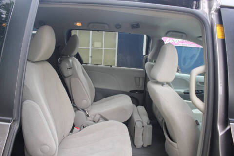 2014 Toyota Sienna LE 7-Passenger Auto Access Seat
