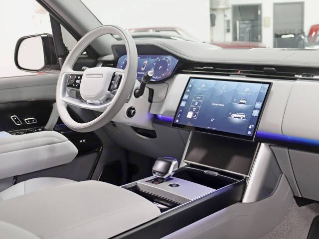 2025 Land Rover Range Rover P615 SV
