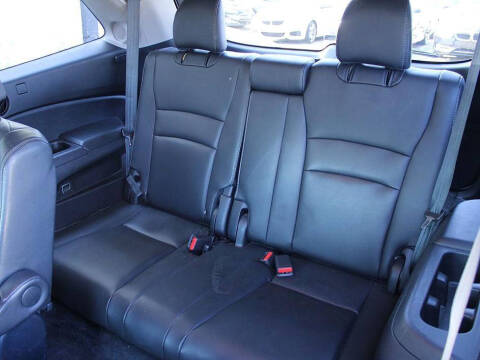 2019 Honda Pilot Touring w/Rear Captain's Chairs