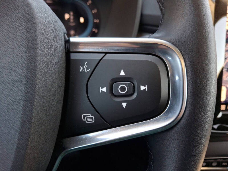 2023 Volvo XC40 B5 Plus Dark Theme