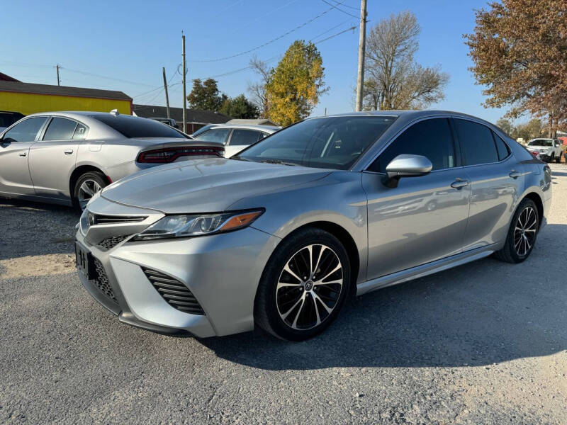 2019 Toyota Camry SE photo 3