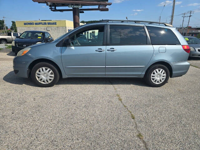 2005 Toyota Sienna for sale at QUEENSGATE AUTO SALES in York, PA