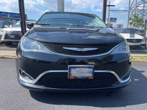 2017 Chrysler Pacifica Touring-L