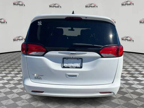 2022 Chrysler Voyager LX
