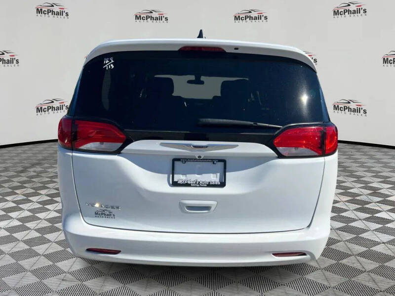 2022 Chrysler Voyager LX