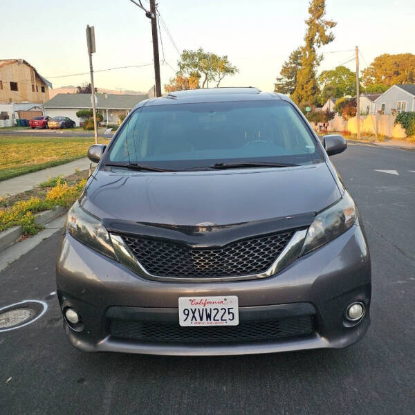 2014 Toyota Sienna SE 8-Passenger