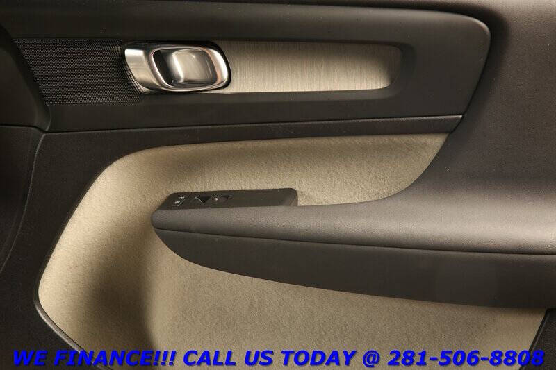 2023 Volvo XC40 B5 Plus Bright Theme