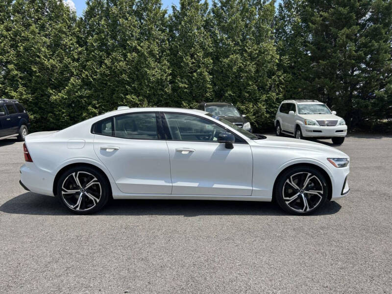 2024 Volvo S60 B5 Plus Dark Theme