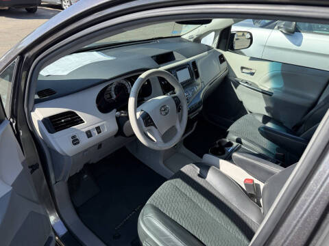 2013 Toyota Sienna SE 8-Passenger