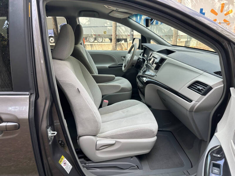 2014 Toyota Sienna LE 7-Passenger Auto Access Seat