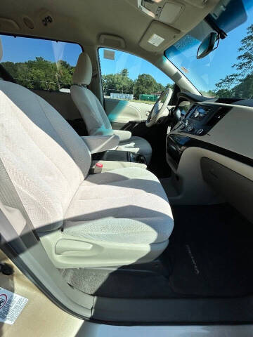 2011 Toyota Sienna LE 7-Passenger Auto Access Seat