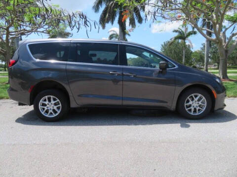 2022 Chrysler Voyager LX