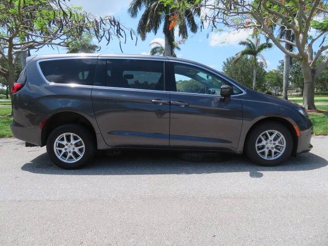 2022 Chrysler Voyager LX