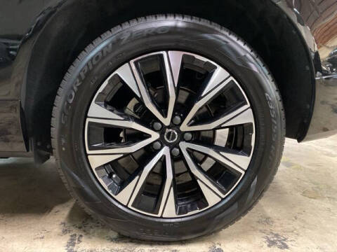 2025 Volvo XC60 B5 Plus Dark Theme