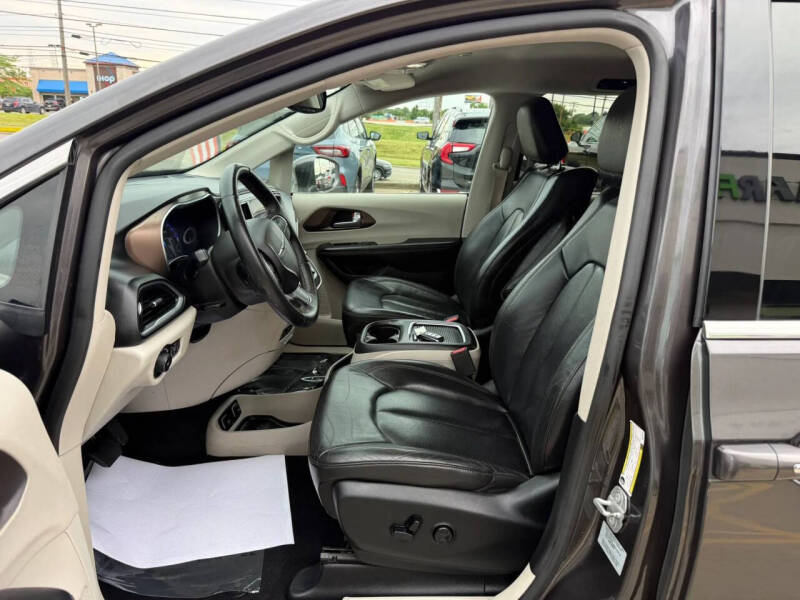 2017 Chrysler Pacifica Touring-L Plus