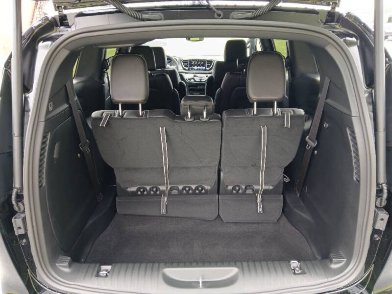 2027 Chrysler Pacifica Select